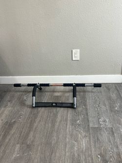 Free pull up bar
