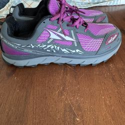 Women’s sz 9.5 Light Weight Hiking/Tennis Shoe