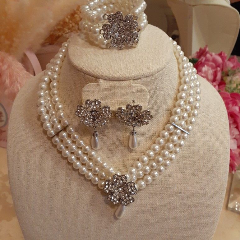 VINTAGE LOOKING FAUX PEARL 3 PIECE SET