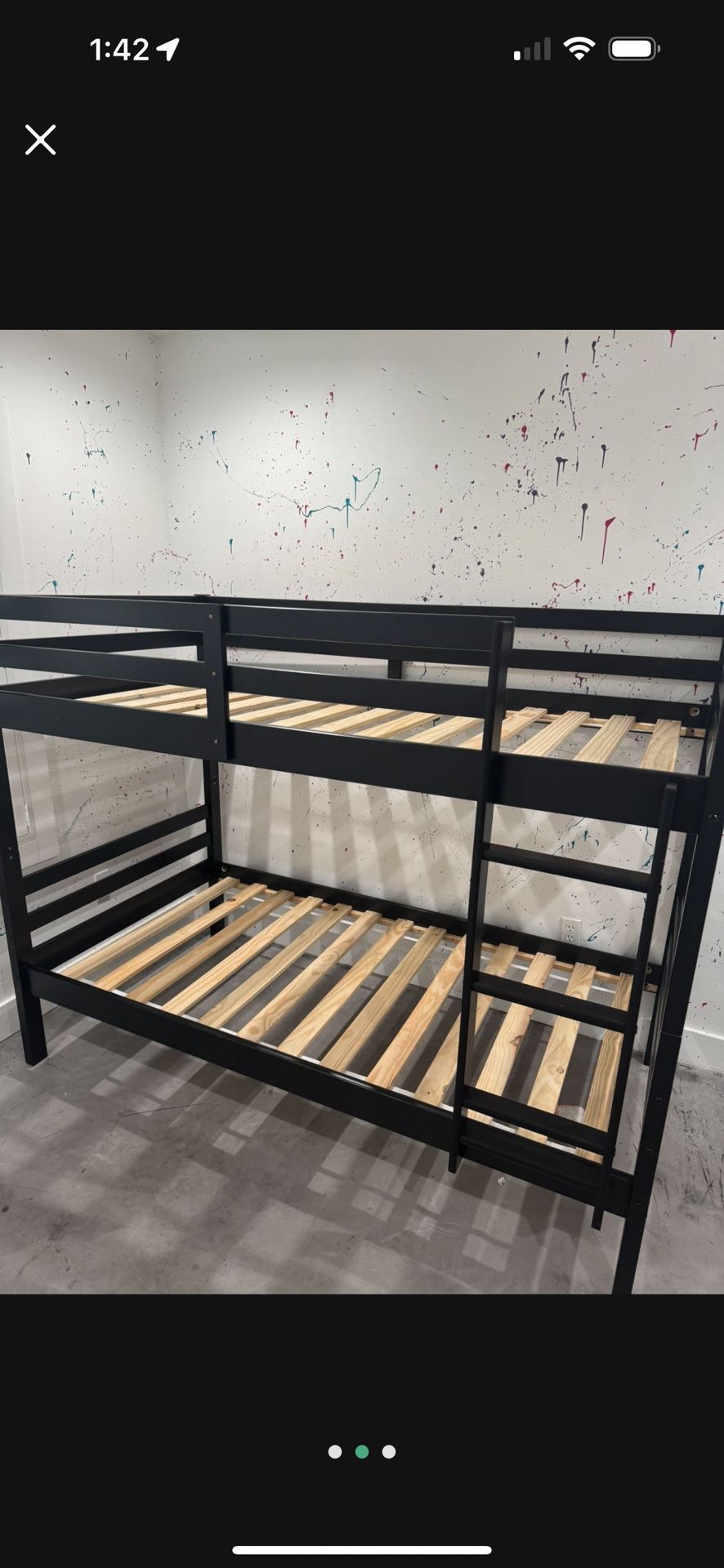 Twin bunk bed