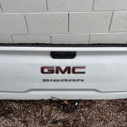 GMC Tailgate w/ Backup Camera