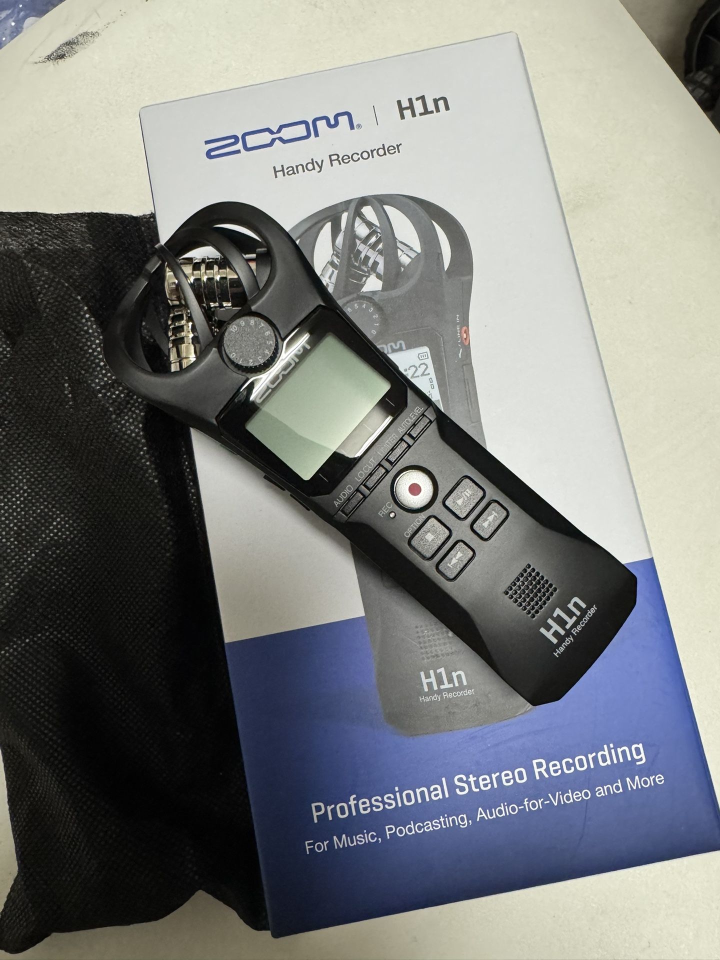 Zoom H1n 2-Input / 2-Track Portable Handy Recorder with Onboard X/Y Microphone (Black)