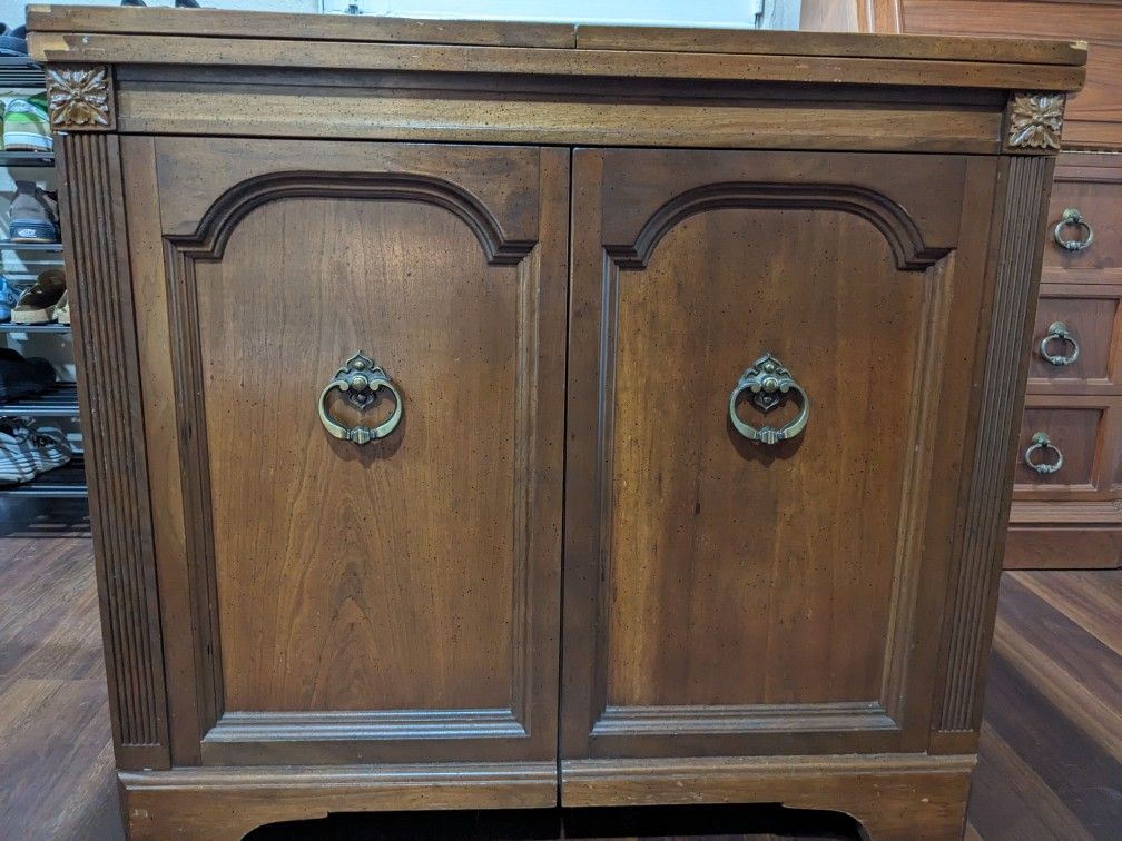 Sewing machine cabinet