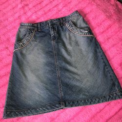 Tommy Hilfiger size 6 denim skirt WAIST: 28” LENGTH: 20”