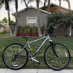 Raleigh M20 26” Mountain / Hybrid Style Bike – 21 Speed, Front Suspension