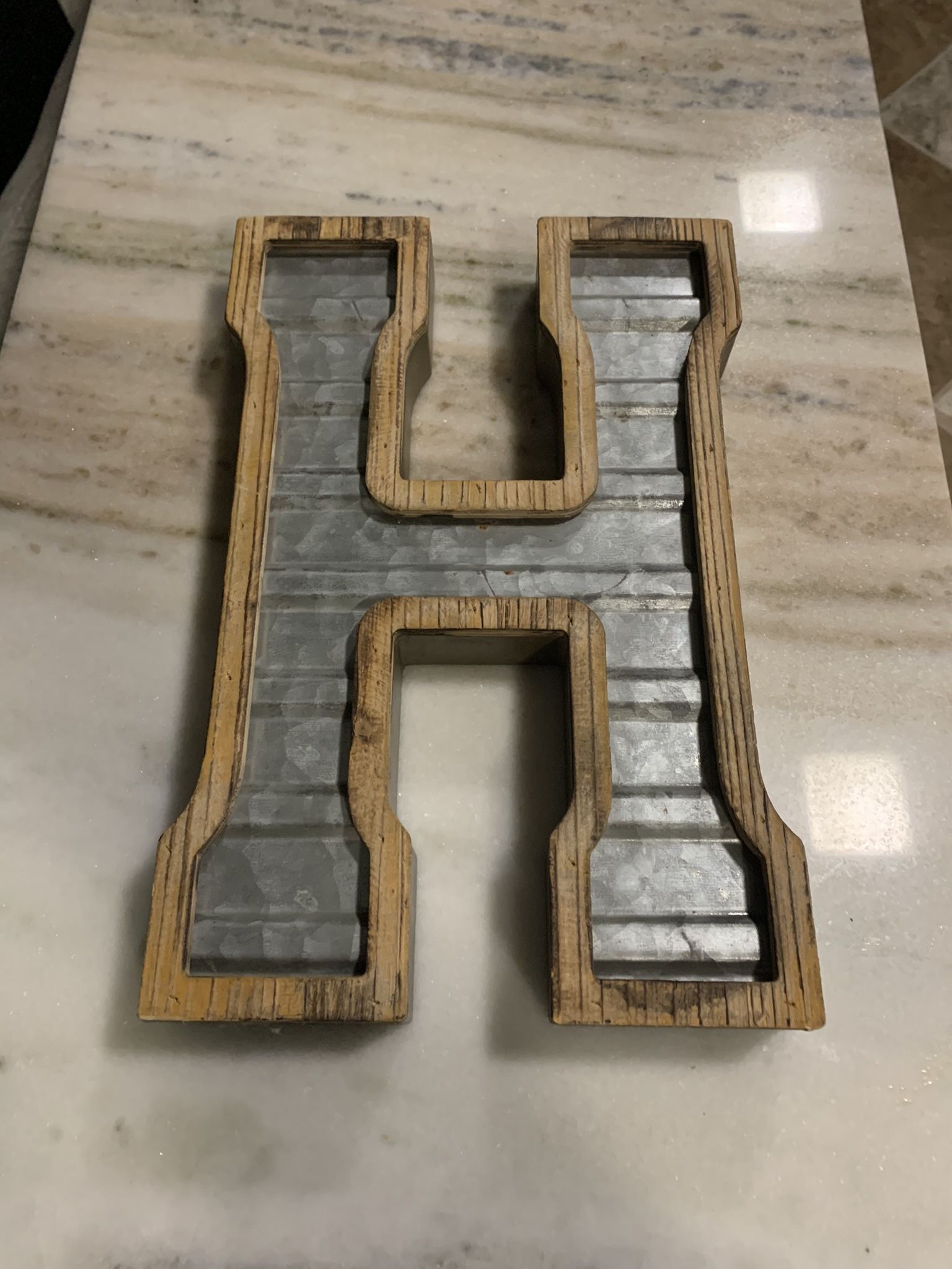 H initial decor