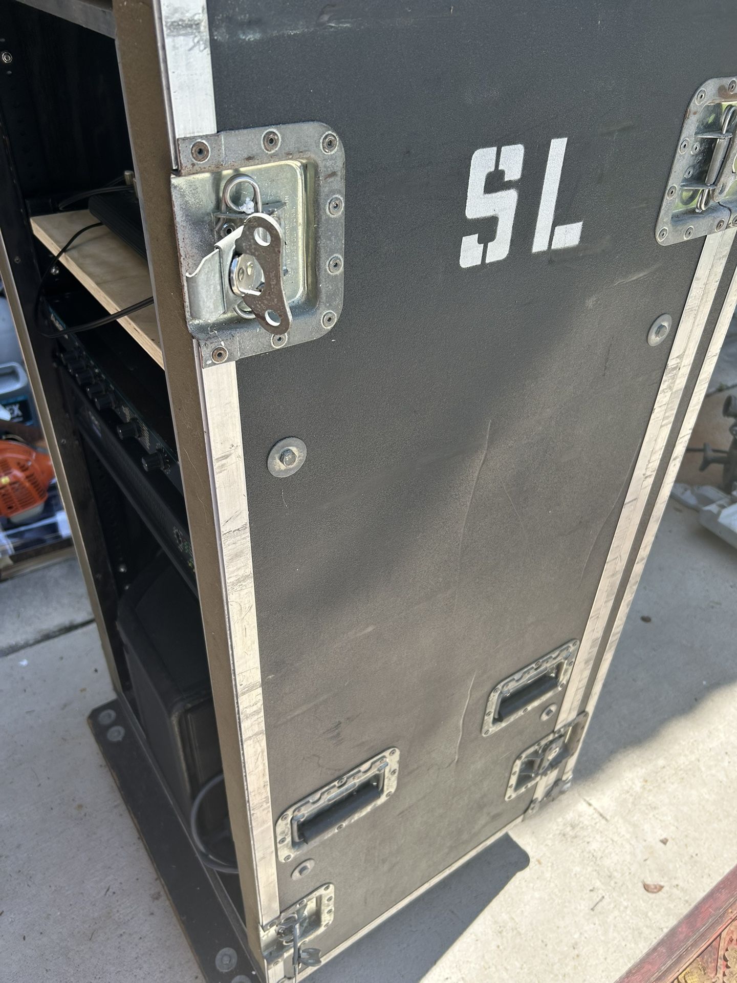Case + QSC Amplifier + Alesia Croverb+mackie Mixer+ Bose Speakers 802