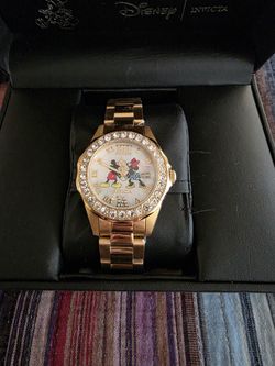 Limited EDITION DISNEY KISSING MICKEY MINNIE  WATCH