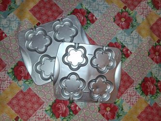 Wilton Flower Shape Baking Pans Set of 2