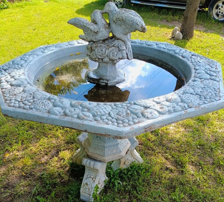 Gorgeous XL Antique Bird Bath / Water Fountain!