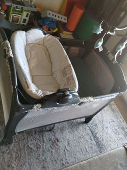 Graco pack and Play (Bassinet Lux Playard)