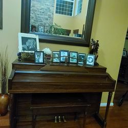 FAMILY ROOM PIANO 