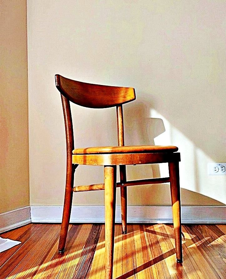 Wooden Shelby Williams Industries MCM chairs (4) with leather seat cushion.