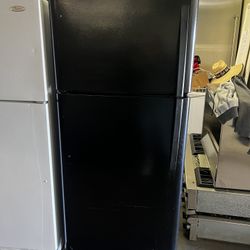 Kenmore 18 Cu Ft Top Freezer With Ice Maker In Black