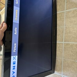 Dynex DX-L32-10A 32-inch LCD HDTV 720p with PC Input and Remote