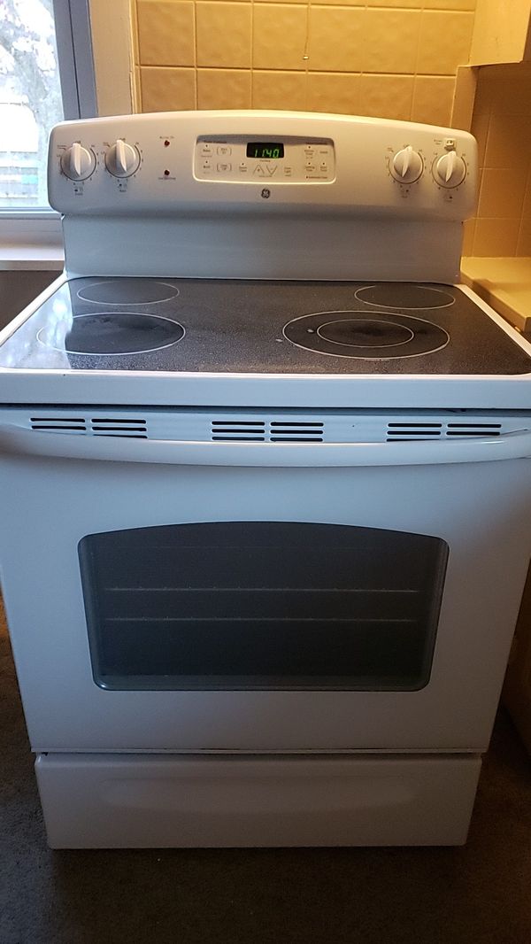 GE Electric Range with smooth cooktop for sale for Sale in Naperville