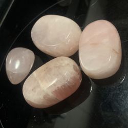 Rose Quartz Tumble/palm sto ne