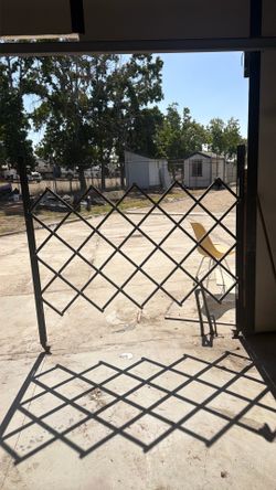 Double folding retractable accordion gate