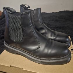 Dr. Martens 2976 Leather Chelsea Boots