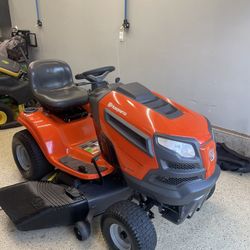 Husqvarna YTH 22V46 Hydrostatic 