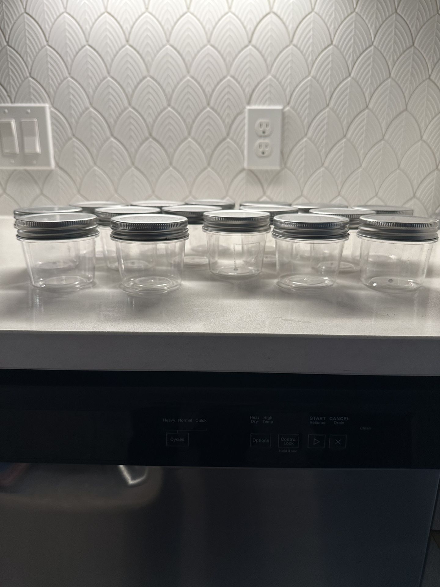 16 Plastic Storage Cups With Lids