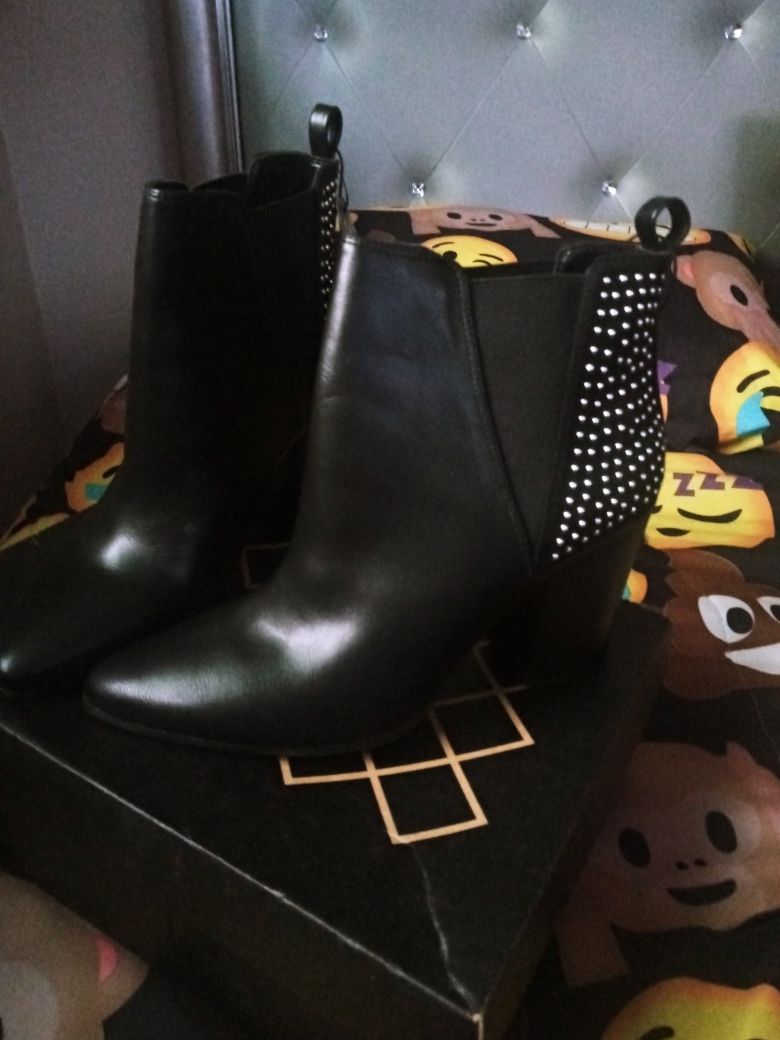 Ladies boots size 8 1/2. (Black)