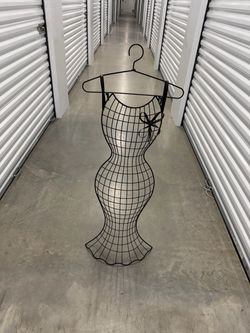Vintage Female Wire Metal Boutique Clothing Hanging Display Dress Form Mannequin. Used in good condition with some  cosmetic blemishes. These blemishe