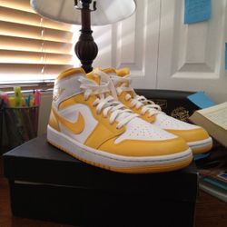 Size 11 Men, University GOLD Air Jordans 1