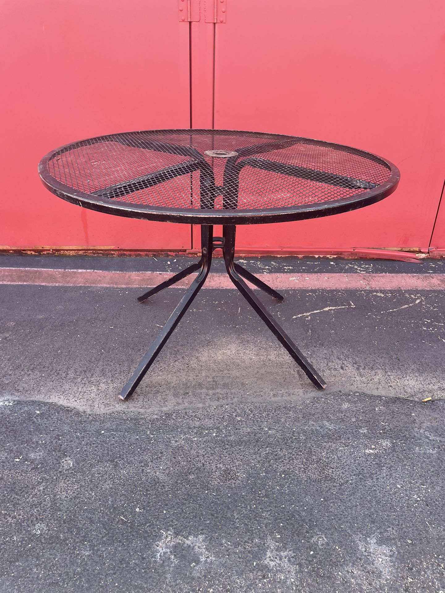 1 Metal wrought iron round dining patio lawn table only. No chairs