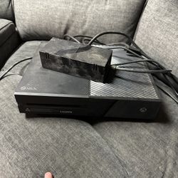 Xbox One Console With One Controller 