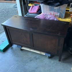 Cedar Chest With Soft Close Lid