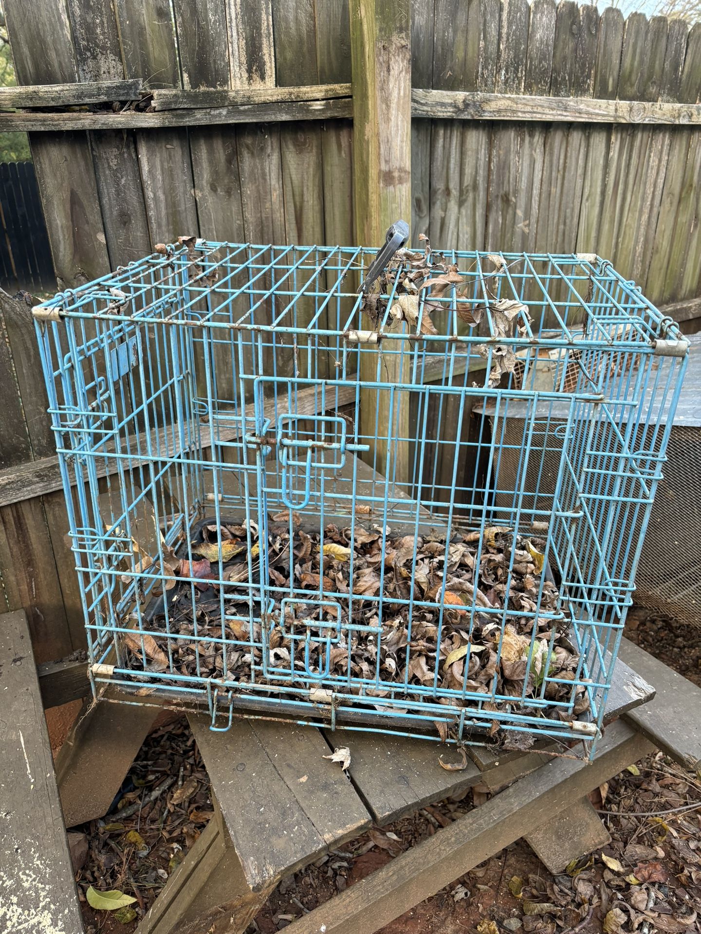 metal dog crate in good condition