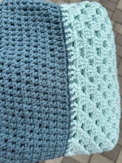 New!! Homemade crocheted blanket 40”x42”