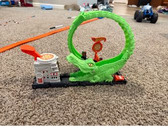 Hot wheels gator loop track set