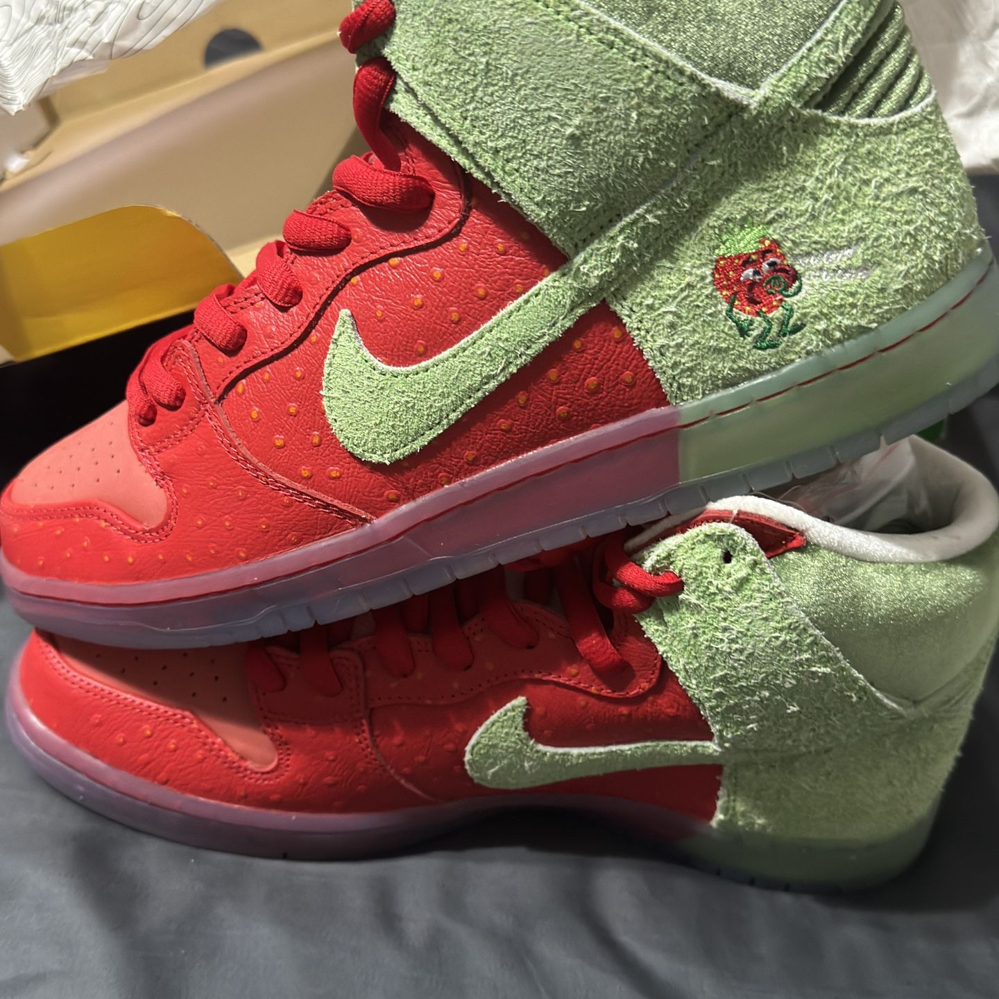 Nike SB Dunk High Strawberry Cough 