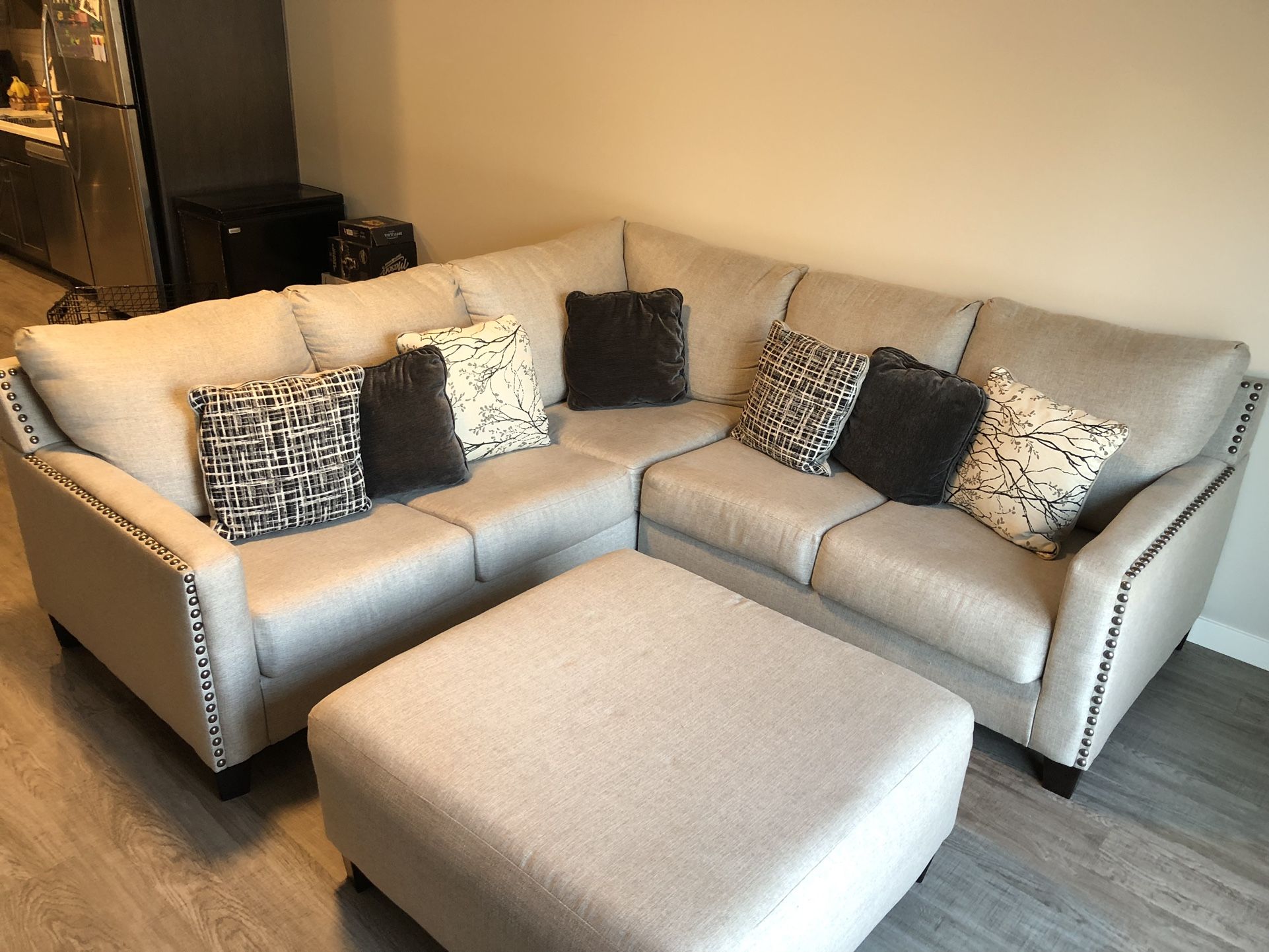 Hallenberg 2-Piece Sectional w/Ottoman /Color-Fog