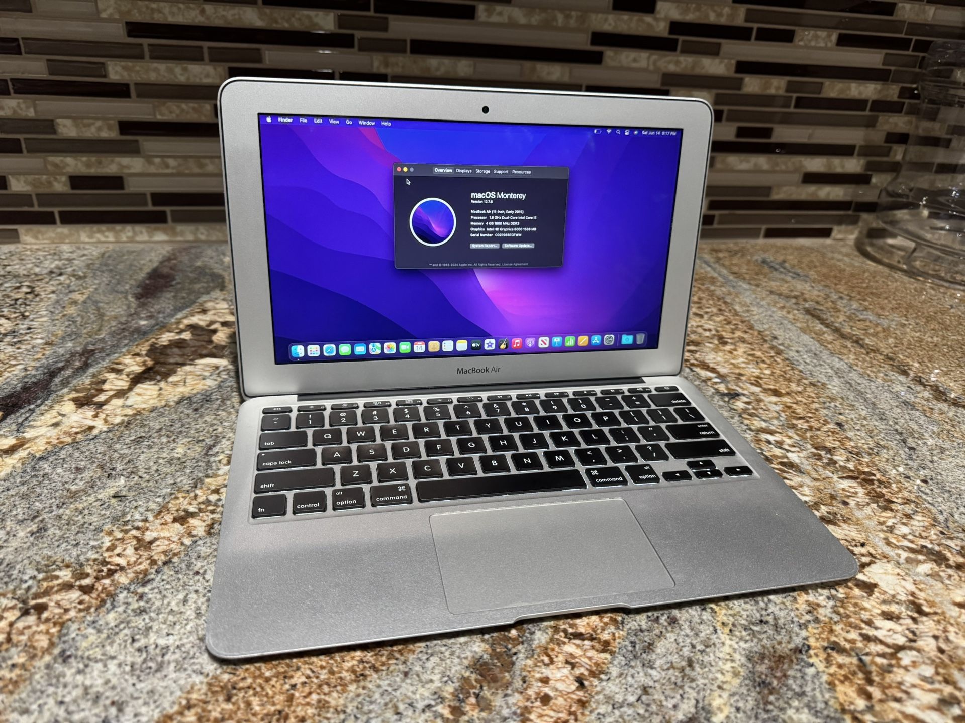 MacBook Air - Early 2015 -11 inch - 256 GB SSD - 4 GB RAM - Intel i5