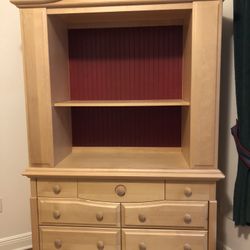 Solid wood armoire w/ 7 drawers - pristine condition