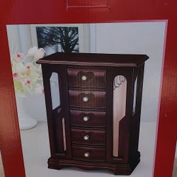 Wooden jewelry box
