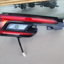 2024 TOYOTA GRAND HIGHLANDER LEFT TRUNK DECKLID LAMP TAILAMP LIGHT INNER GENUINE USED OEM.  B3