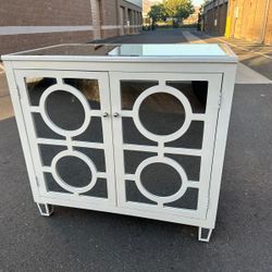 Mirrored 2 door white cabinet/ gabinete blanco con espejos 