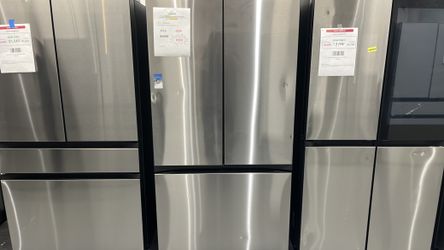 Samsung 30 cu ft 3-Door French Door Smart Refrigerator w/Autofill Water Pitcher