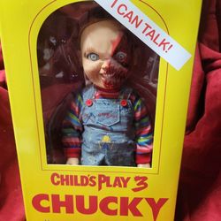 Mezco Childs Play Ultimate Talking Chucky Doll 15"