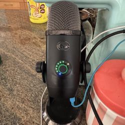 Blue Yeti A00104 Black 5V 500mA Professional Condenser Handheld USB Microphone