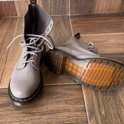 NEW Dr. Martens Women's 1460 Pascal VIRGINIA LEATHER BOOTS sz 8 Gray color