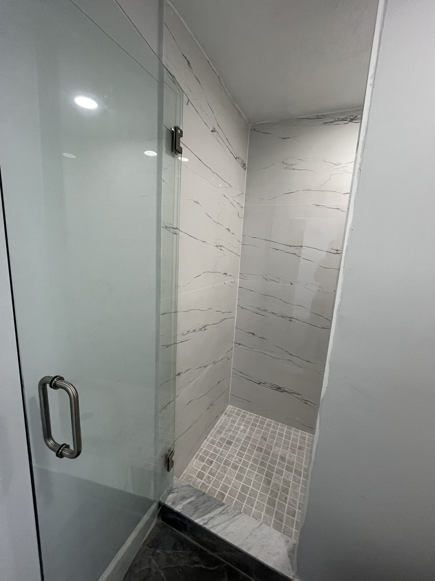 Modern 1 Bedroom / 1 Bath β Big Walk-In Shower β All Utilities Included