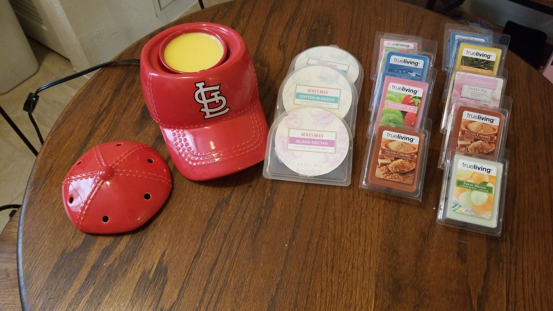 St. Louis Cardinals Scentsy Warmer and 12 wax melts
