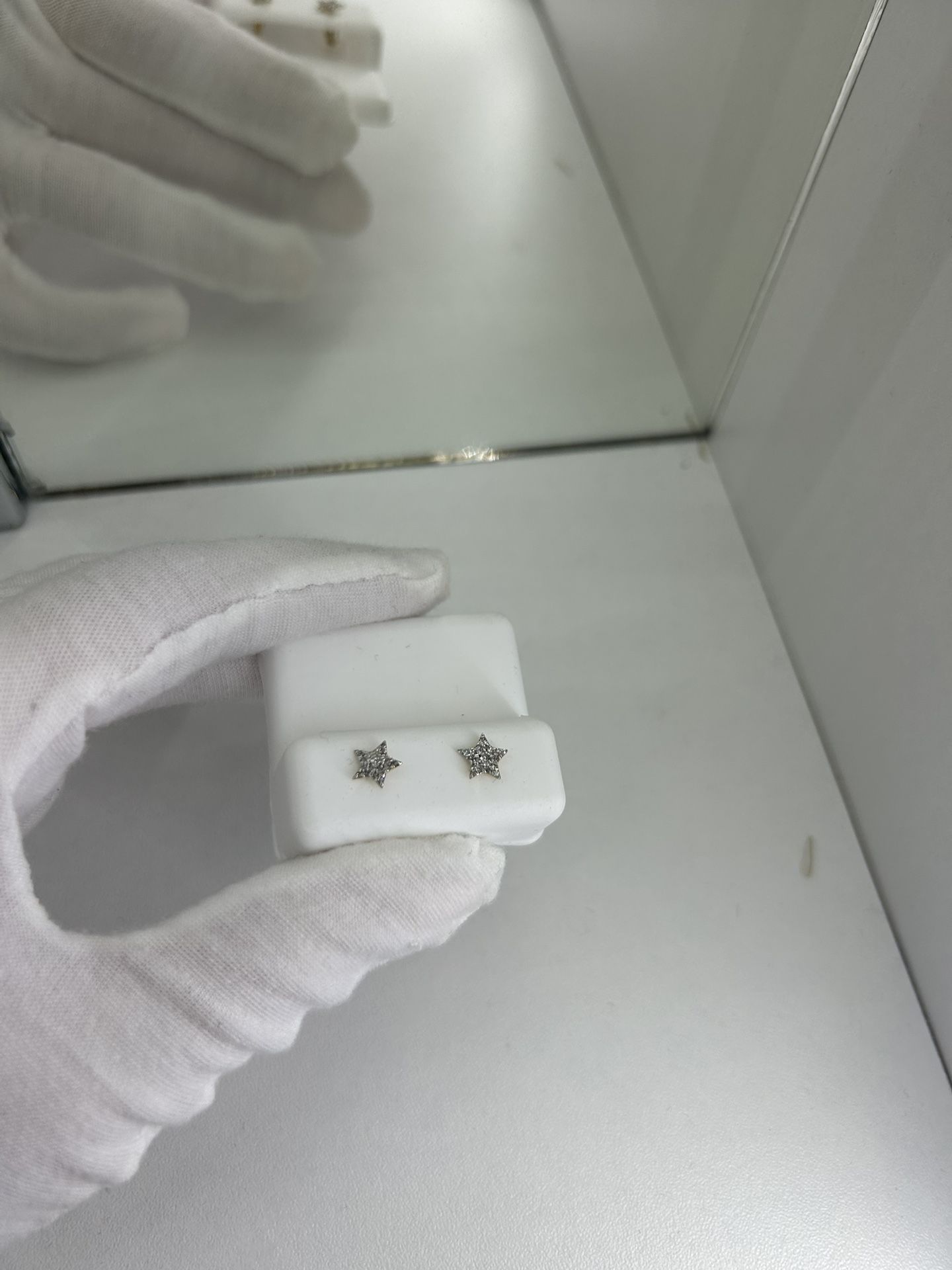 Brand new earrings 14kt gold with natural diamonds star shape