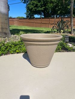 Oversized resin planter 22”