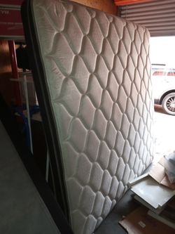 King Bed/ Box Springs 